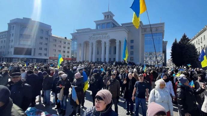 У Херсоні блогер-колаборант Стремоусов вийшов на проросійський мітинг із червоним прапором