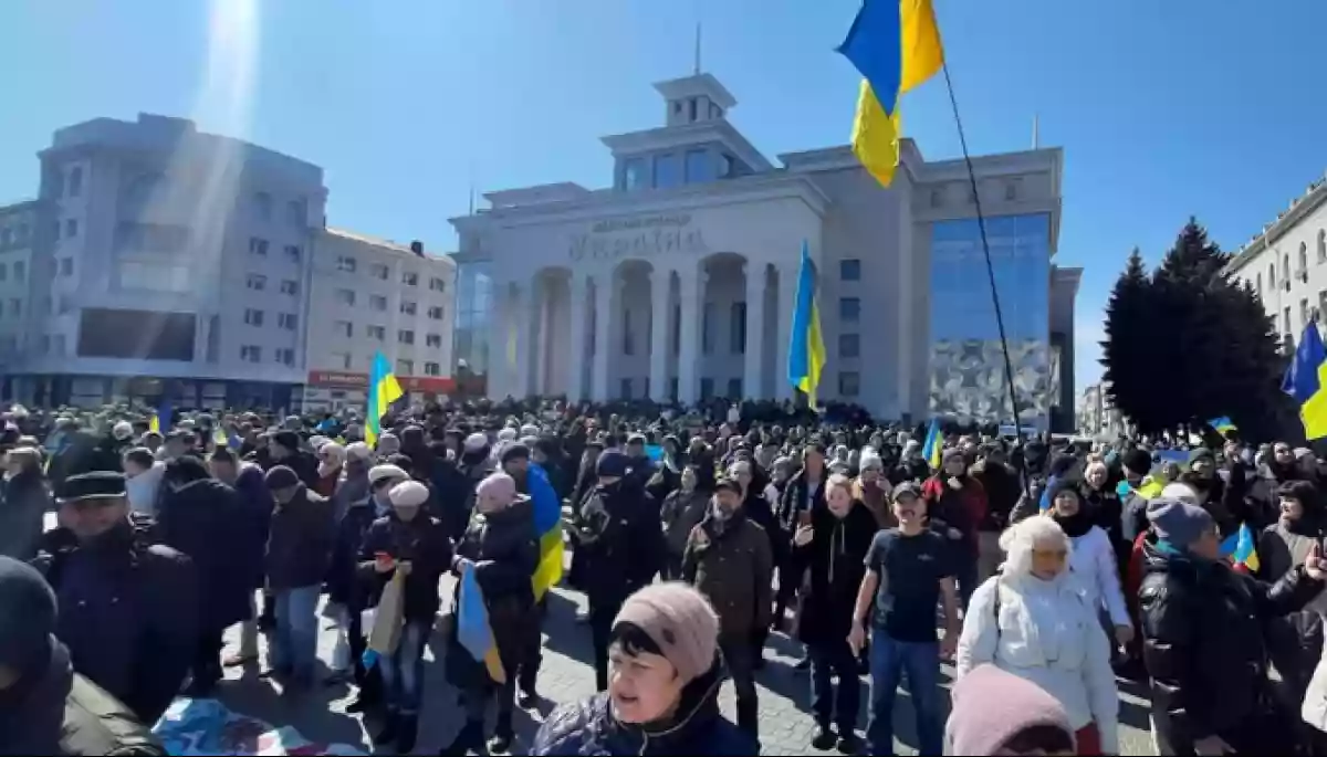 У Херсоні блогер-колаборант Стремоусов вийшов на проросійський мітинг із червоним прапором