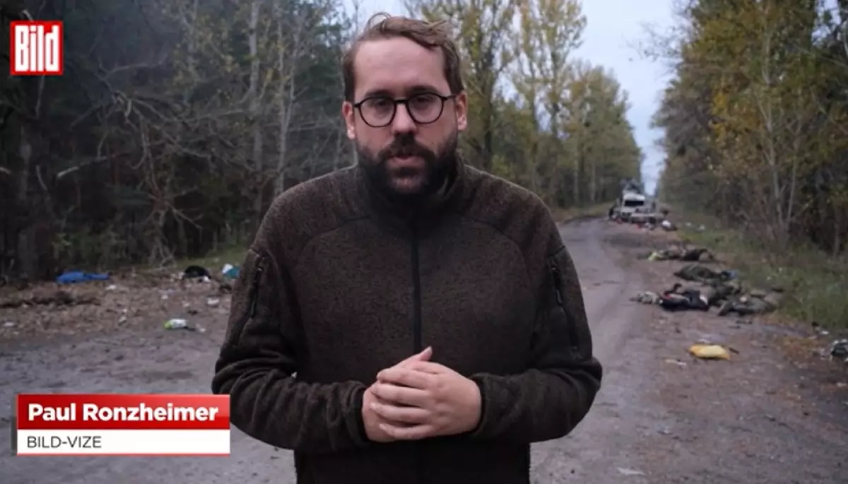 Журналіст Bild записав стендап для репортажу з Лиману на тлі загиблих росіян