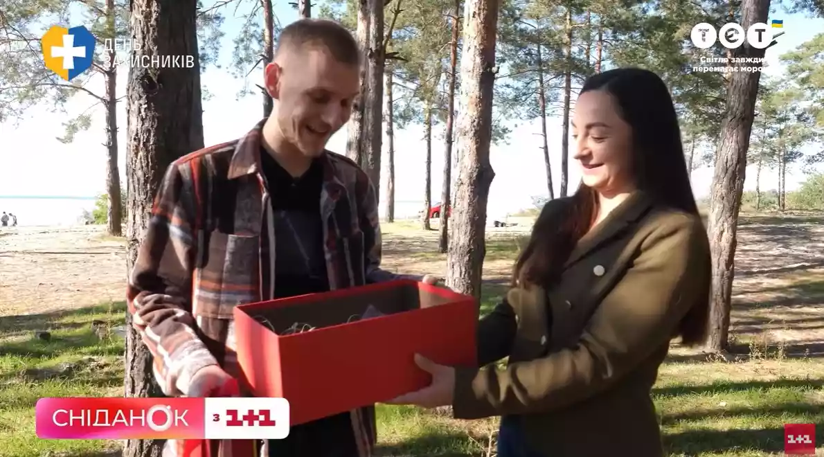 &laquo;1+1&raquo; та &laquo;Нова пошта&raquo; подарували бійцю та фотографу &laquo;Азова&raquo; Дмитру Козацькому новий фотоапарат