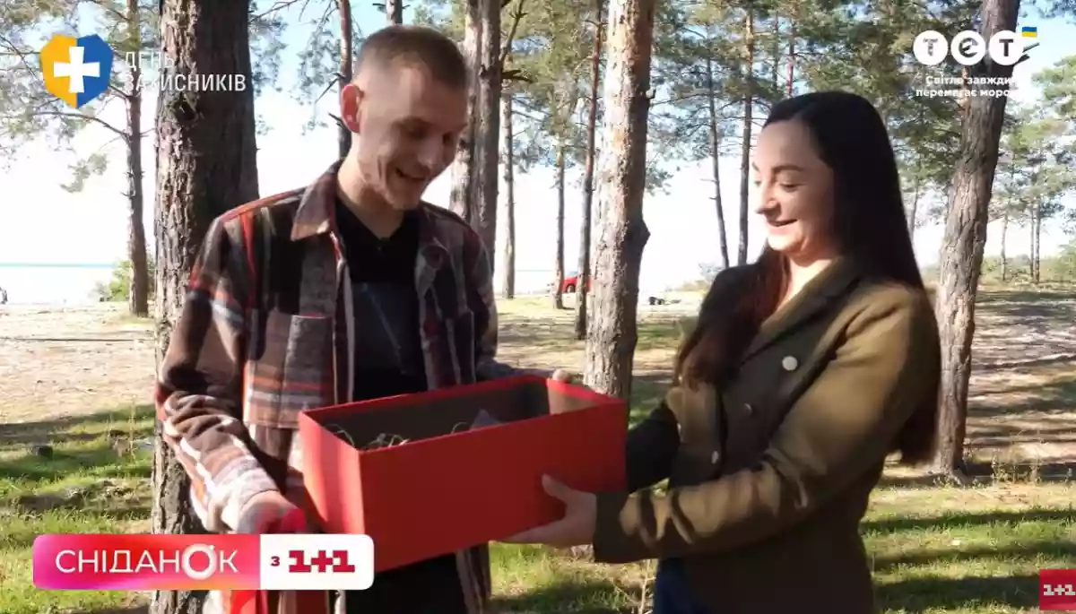 «1+1» та «Нова пошта» подарували бійцю та фотографу «Азова» Дмитру Козацькому новий фотоапарат