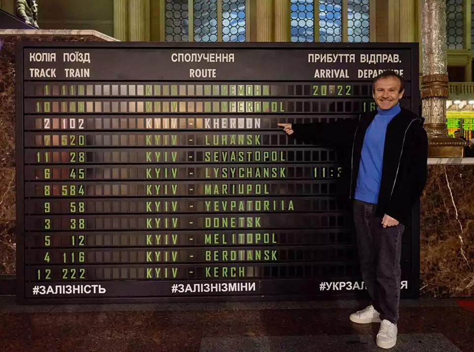 «Дякую за вашу незламність!». Вакарчук виступив на залізничному вокзалі Києва
