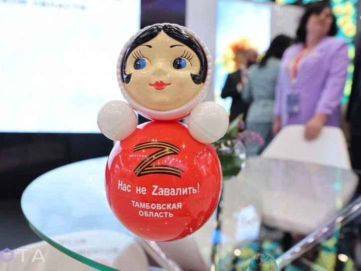 Z-неваляшка, «російська черешня» та страшні матрьошки. У соцмережах висміюють економічний форум у Петербурзі