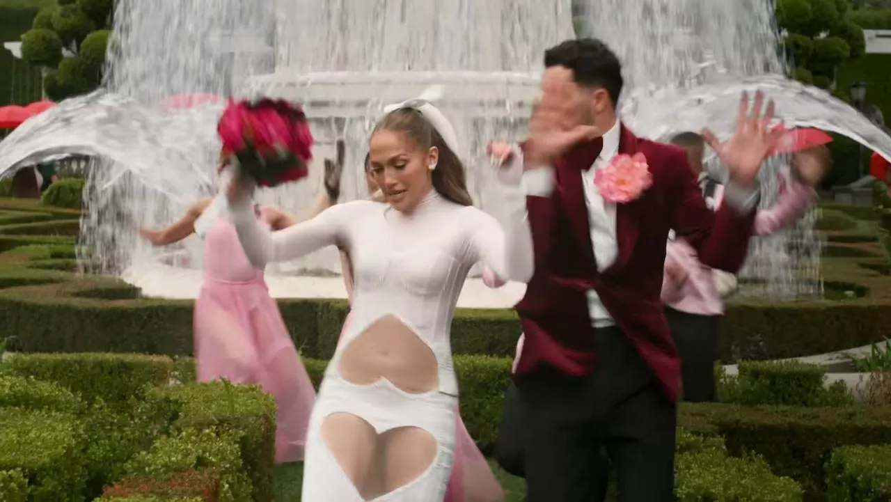 Новий кліп Дженніфер Лопес: співачка вдягла сукню українського бренду Frolov