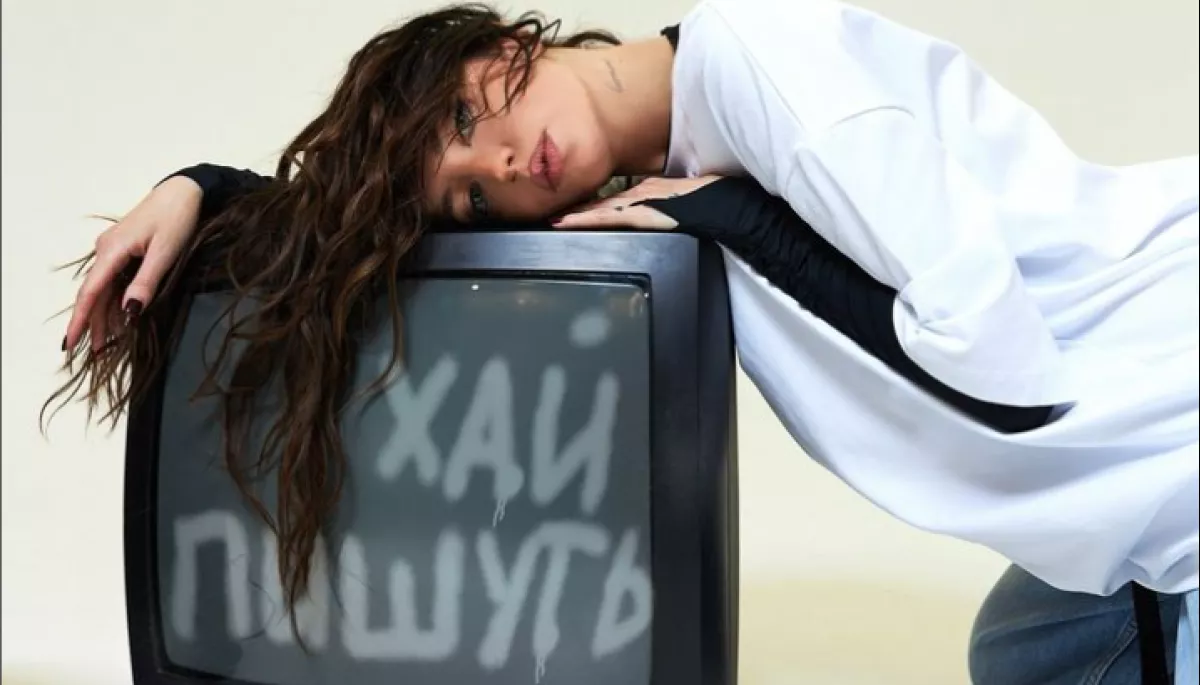 &laquo;Новинні заголовки та інший хейт&raquo;. Співачка Dorofeeva випустила кліп на пісню &laquo;Хай пишуть&raquo;
