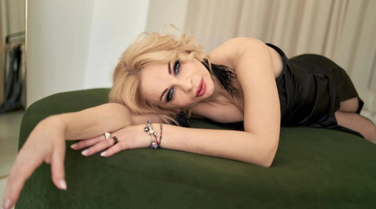 Дана Ярова виставила на аукціон календар від Playboy та свою панчоху