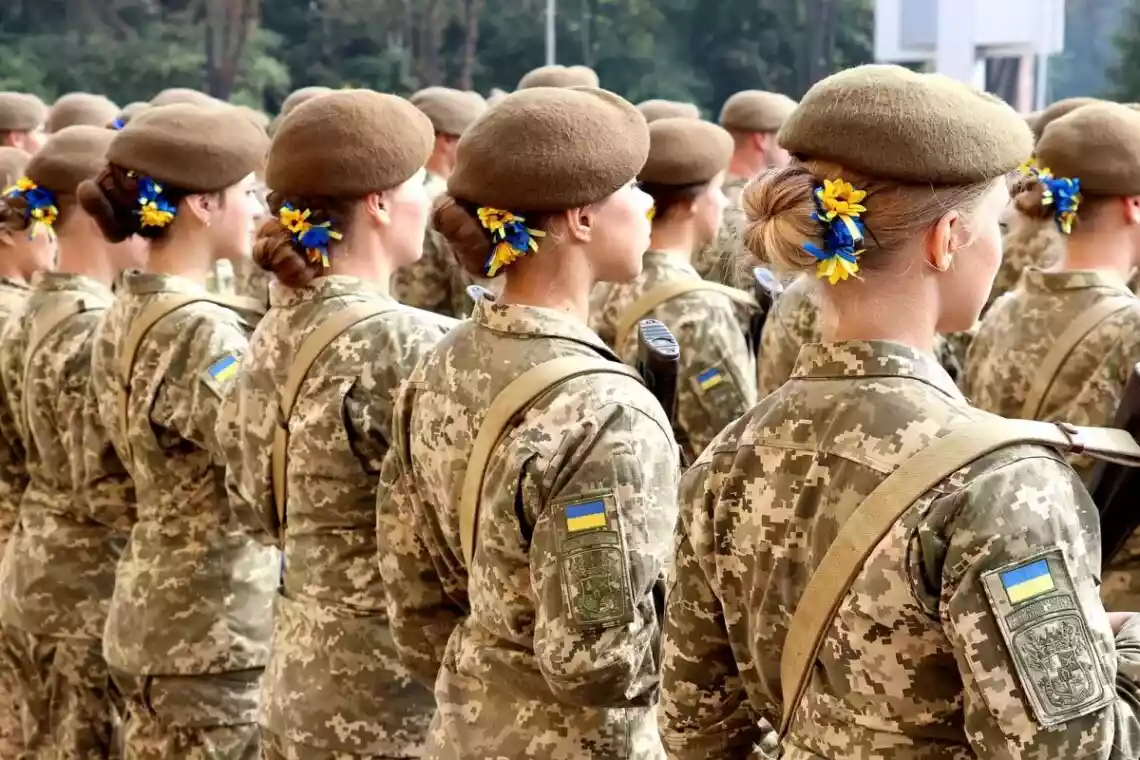 Жінки готові йти до війська. Принаймні в Фейсбуці