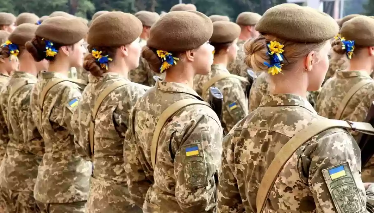 Жінки готові йти до війська. Принаймні в Фейсбуці