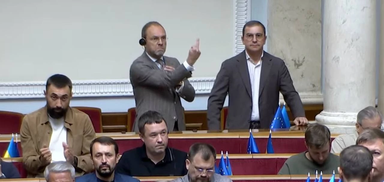 Це не Кустуріца, і не Гріневей. Це засідання Верховної Ради
