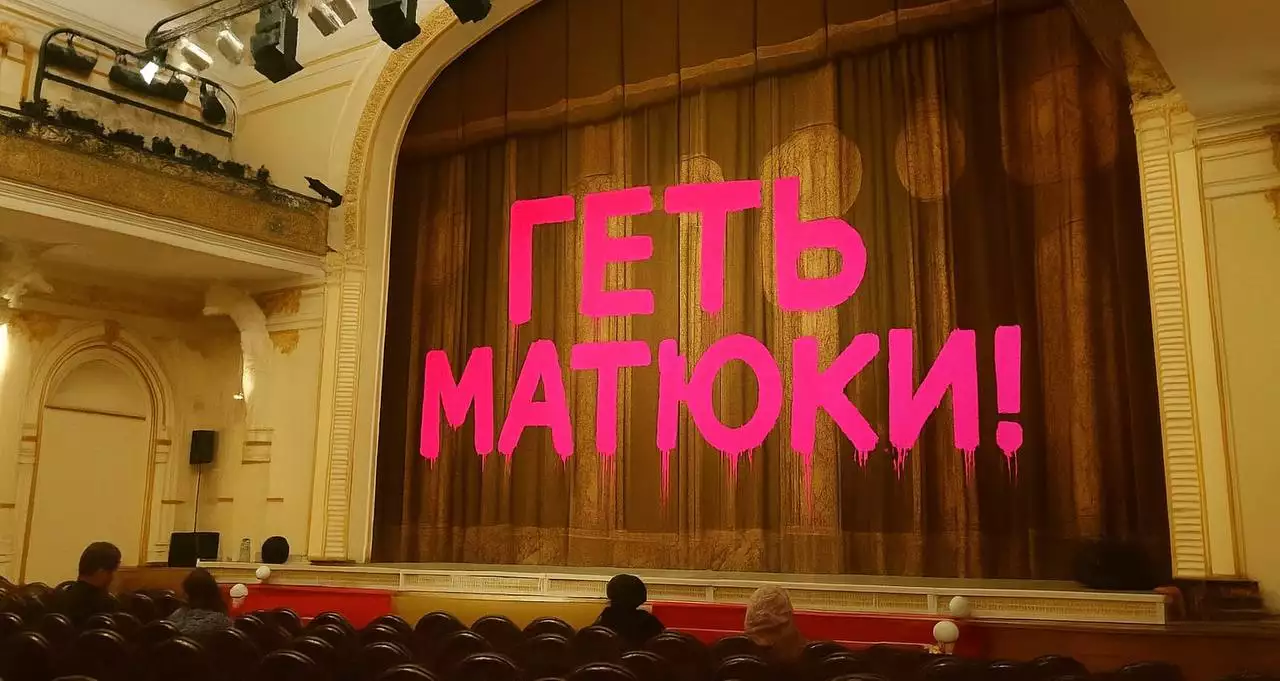 Дніпровські митці обурилися виставою &laquo;Театру ветеранів&raquo; та назвали матюки російським ІПСО. Чим викликали нестримні глузування
