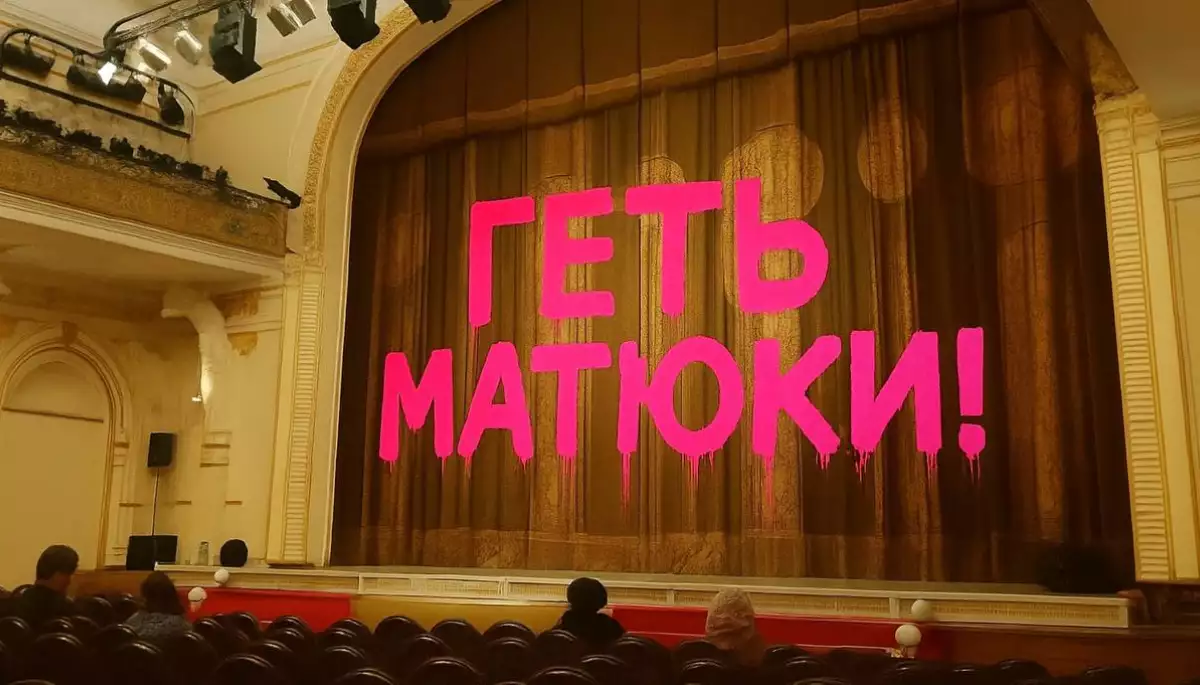 Дніпровські митці обурилися виставою &laquo;Театру ветеранів&raquo; та назвали матюки російським ІПСО. Чим викликали нестримні глузування