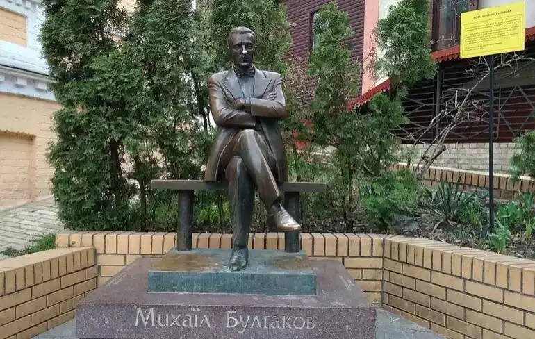 Головний літературний тригер українців. Соцмережі вибухнули після знесення пам'ятника Булгакову