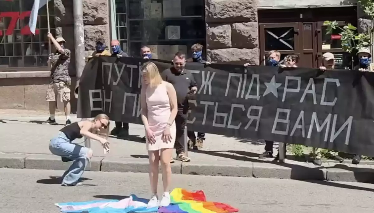 Витерла ноги &mdash; втратила роботу. У мережі обговорюють звільнення дівчини, яка топтала ЛГБТІКплюс-прапор